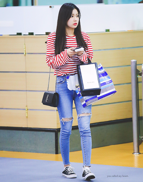 Idol Hàn cool ngầu khi ra sân bay với quần jeans rách - Hình 7