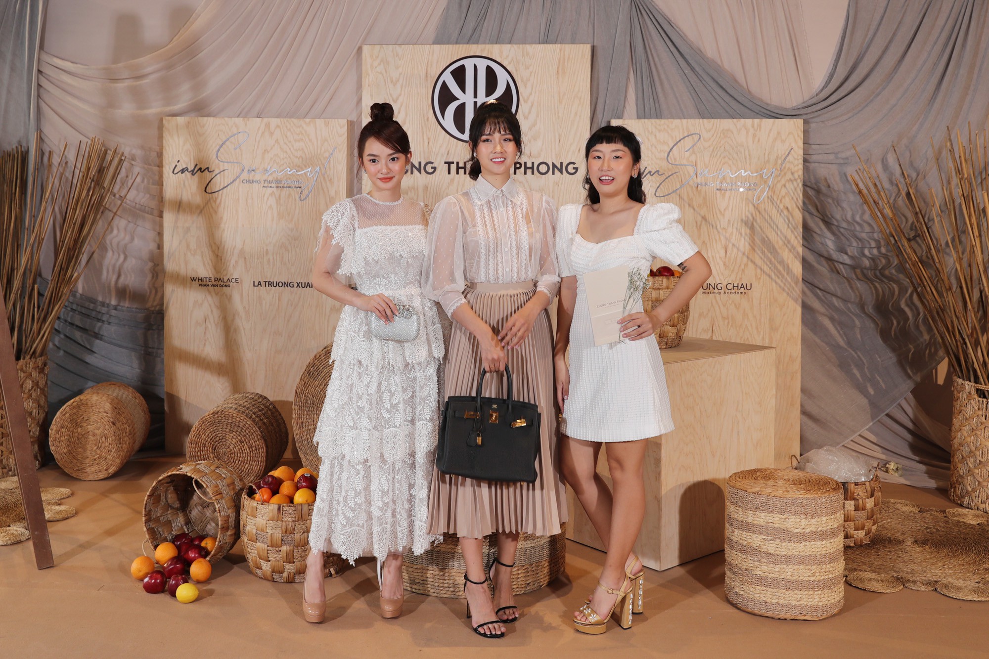 Ngọc Trinh nơm nớp lộ hàng, lọt thỏm giữa dàn người đẹp tóc siêu to khổng lồ như Hari Won, Jolie Nguyễn - Hình 19