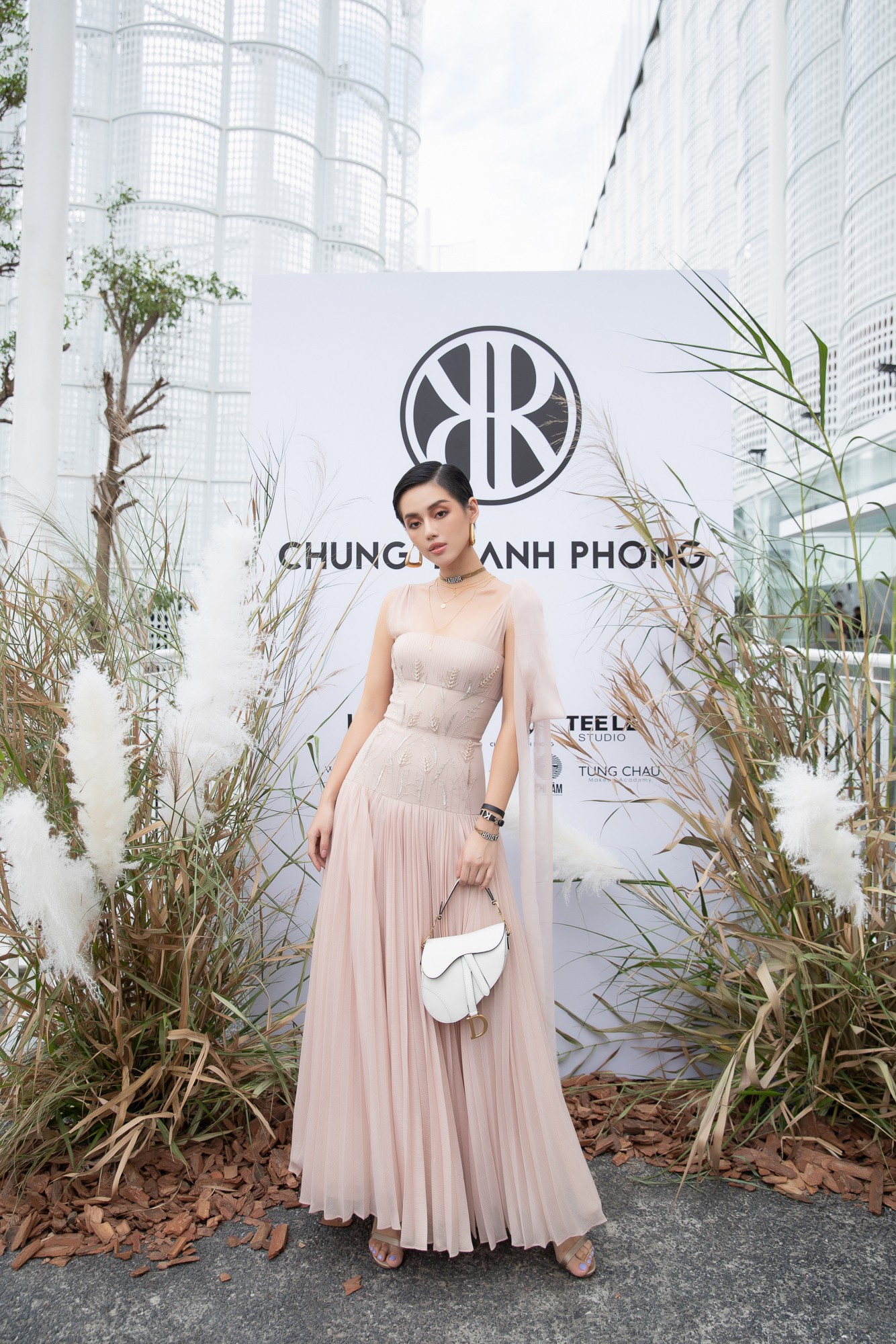 Ngọc Trinh nơm nớp lộ hàng, lọt thỏm giữa dàn người đẹp tóc siêu to khổng lồ như Hari Won, Jolie Nguyễn - Hình 9