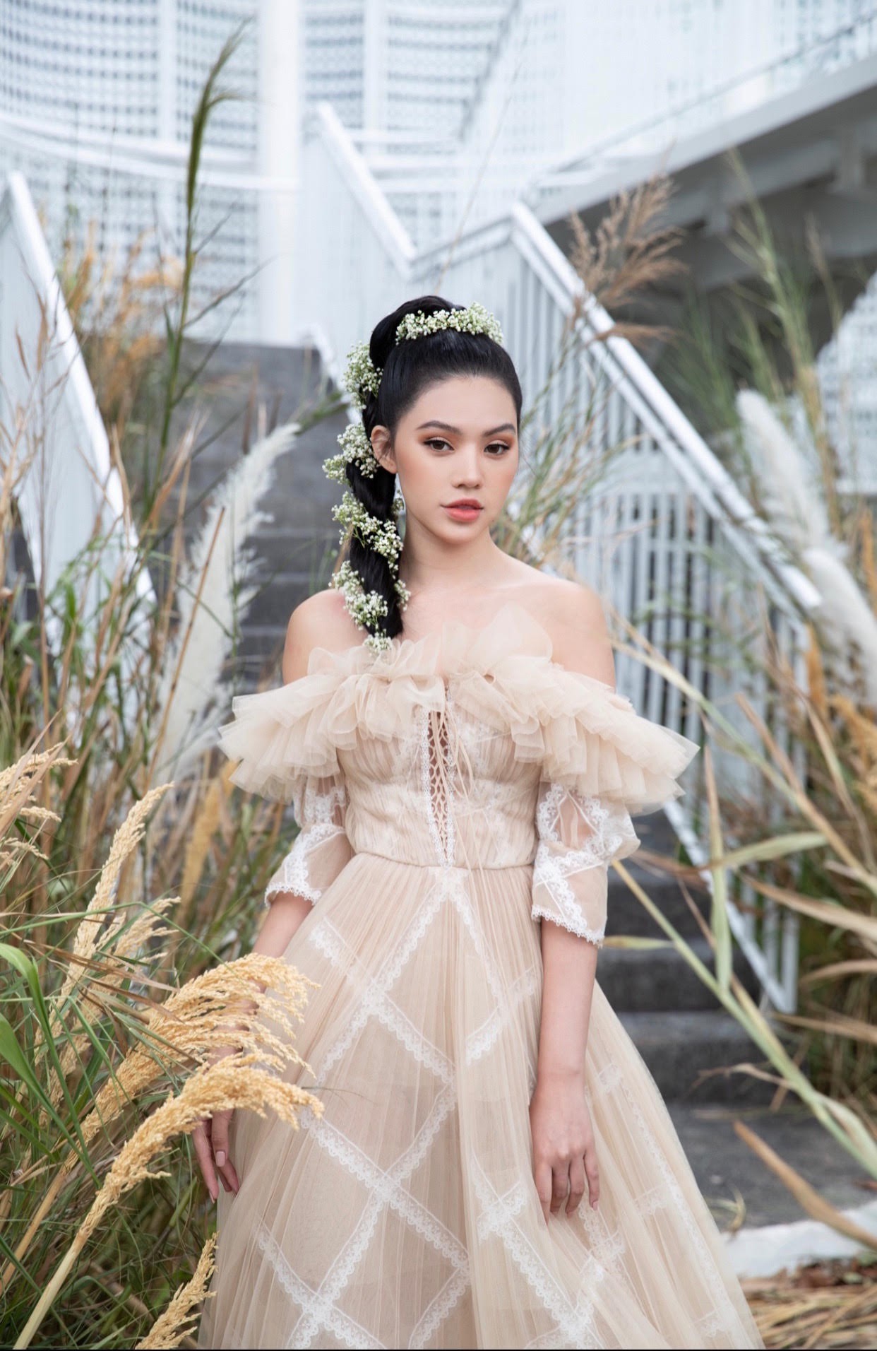 Ngọc Trinh nơm nớp lộ hàng, lọt thỏm giữa dàn người đẹp tóc siêu to khổng lồ như Hari Won, Jolie Nguyễn - Hình 4