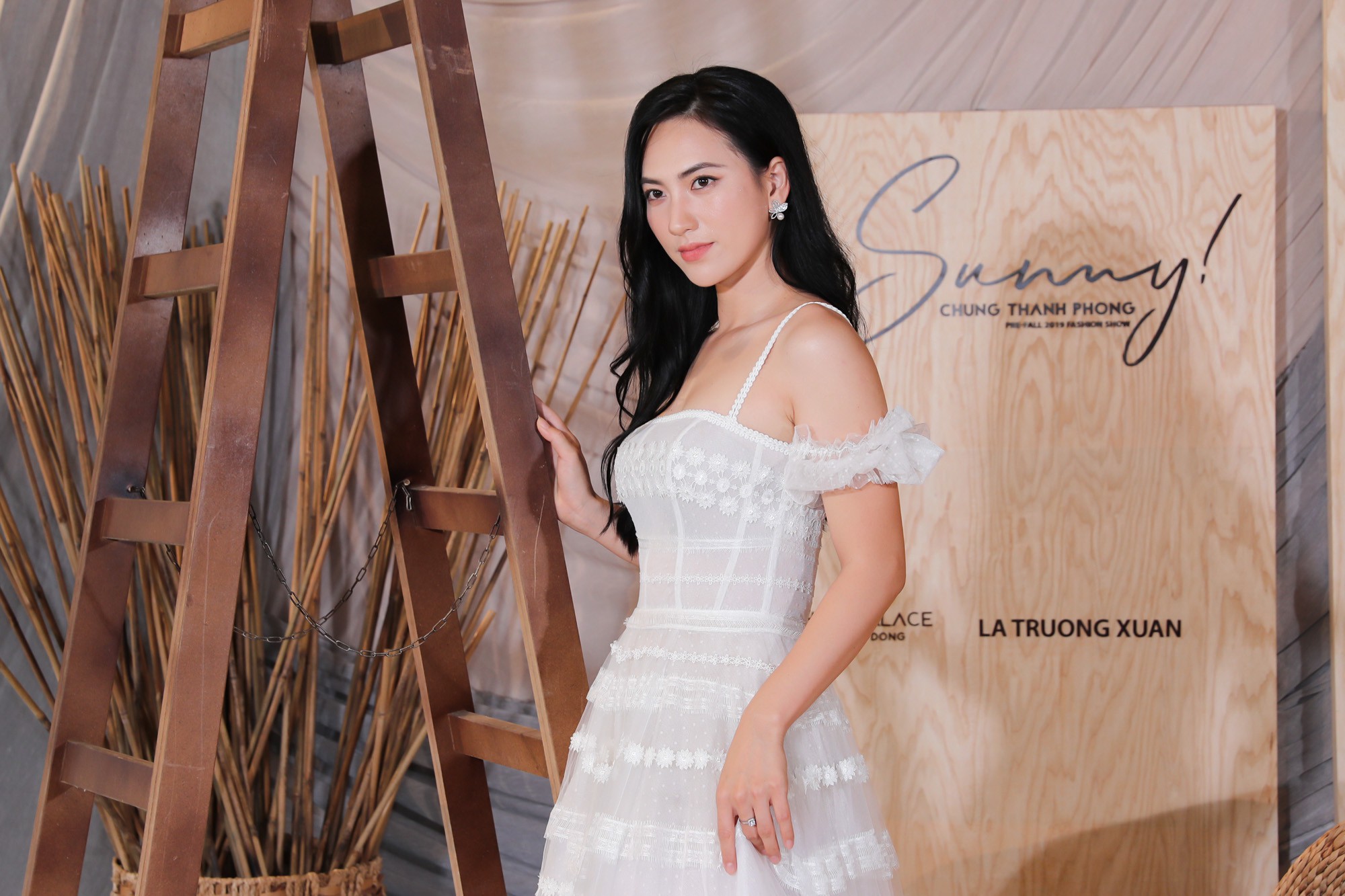 Ngọc Trinh nơm nớp lộ hàng, lọt thỏm giữa dàn người đẹp tóc siêu to khổng lồ như Hari Won, Jolie Nguyễn - Hình 11