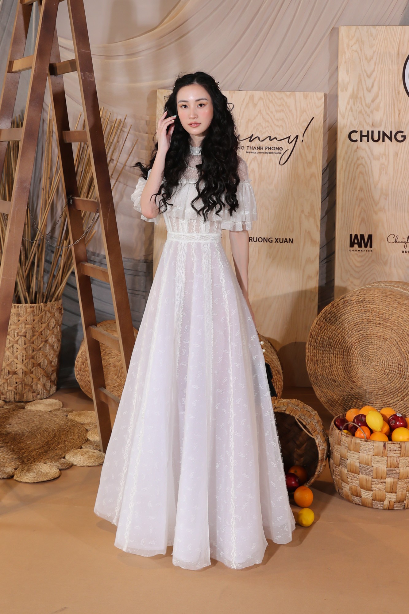 Ngọc Trinh nơm nớp lộ hàng, lọt thỏm giữa dàn người đẹp tóc siêu to khổng lồ như Hari Won, Jolie Nguyễn - Hình 6