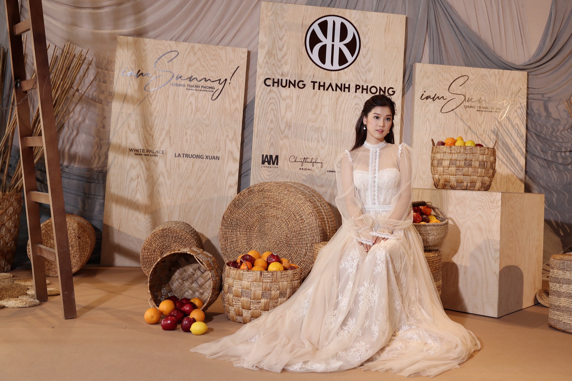 Ngọc Trinh nơm nớp lộ hàng, lọt thỏm giữa dàn người đẹp tóc siêu to khổng lồ như Hari Won, Jolie Nguyễn - Hình 18