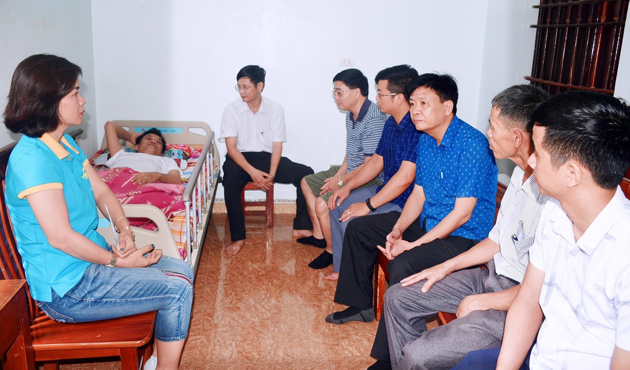 Nhóm Niềm tin trao 20 triệu đồng hỗ trợ thầy giáo tai nạn khi đi chấm thi - Hình 1