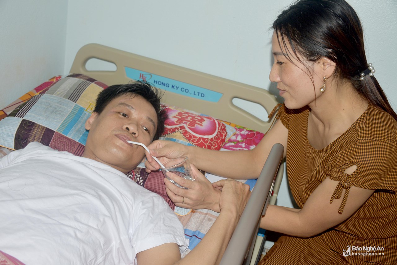 Nhóm Niềm tin trao 20 triệu đồng hỗ trợ thầy giáo tai nạn khi đi chấm thi - Hình 2