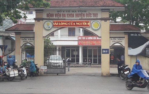 PGĐ công an Hà Tĩnh chỉ đạo điều tra vụ bé trai tử vong cùng vết đứt dài trên cổ - Hình 1