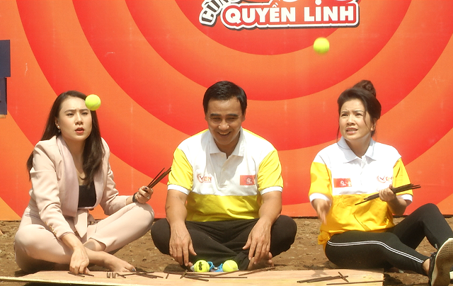 Quyền Linh rủ rê Ngọc Trinh, Hồ Bích Trâm chơi banh đũa kiểu mới - Hình 2