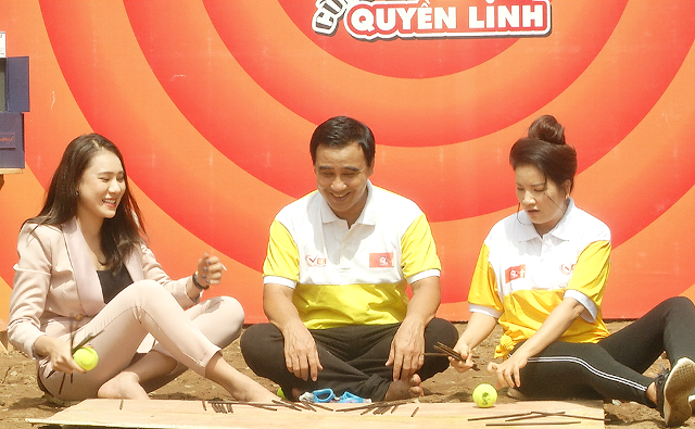Quyền Linh rủ rê Ngọc Trinh, Hồ Bích Trâm chơi banh đũa kiểu mới - Hình 1