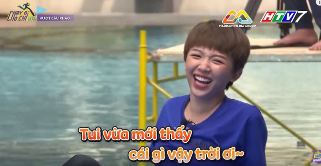Running Man: Ơn trời, Liên Bỉnh Phát đã biết chơi dơ, mà còn... tụt được quần Trấn Thành! - Hình 5