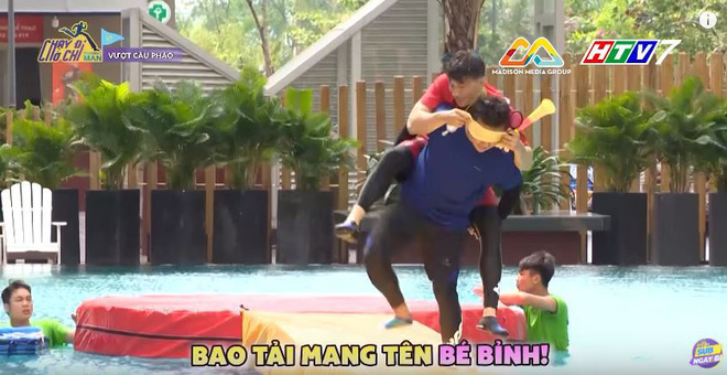 Running Man: Ơn trời, Liên Bỉnh Phát đã biết chơi dơ, mà còn... tụt được quần Trấn Thành! - Hình 2