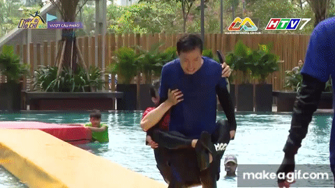 Running Man: Ơn trời, Liên Bỉnh Phát đã biết chơi dơ, mà còn... tụt được quần Trấn Thành! - Hình 4