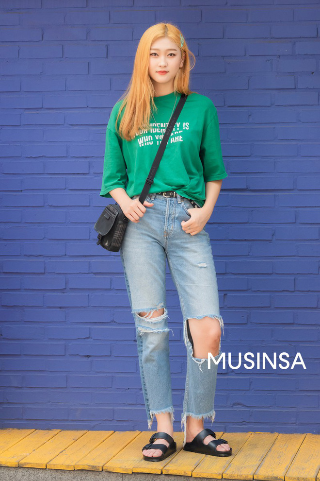 Street style giới trẻ Hàn chứng minh chân lý: mùa hè cứ lên đồ đơn giản, mát mẻ là số dzách - Hình 5