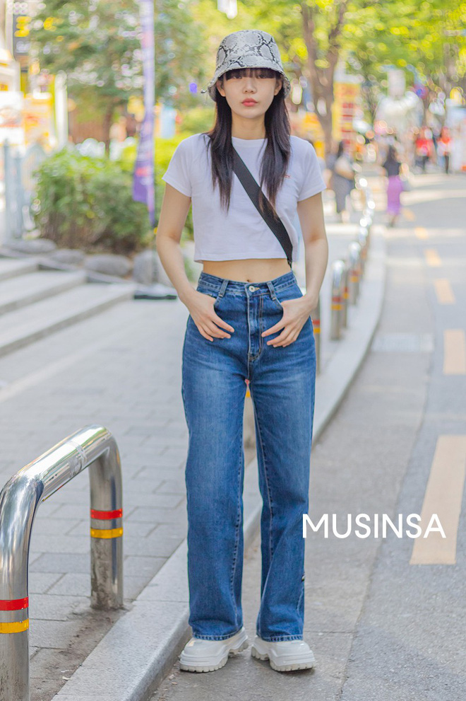 Street style giới trẻ Hàn chứng minh chân lý: mùa hè cứ lên đồ đơn giản, mát mẻ là số dzách - Hình 2