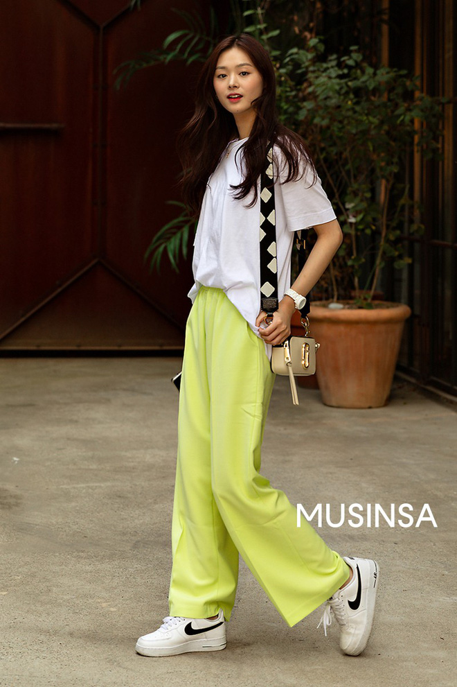 Street style giới trẻ Hàn chứng minh chân lý: mùa hè cứ lên đồ đơn giản, mát mẻ là số dzách - Hình 4