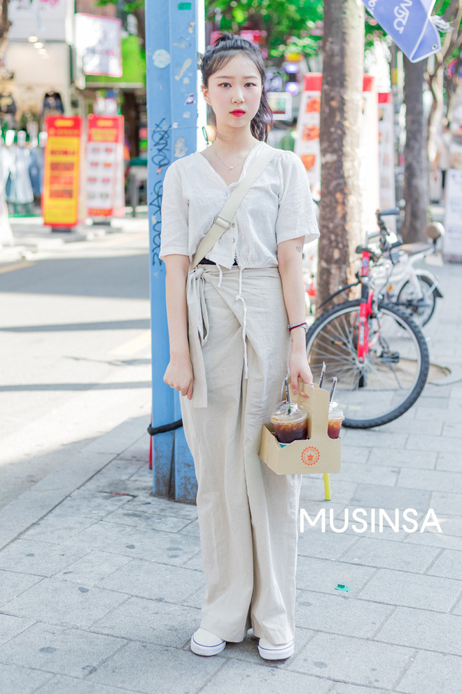 Street style giới trẻ Hàn chứng minh chân lý: mùa hè cứ lên đồ đơn giản, mát mẻ là số dzách - Hình 10
