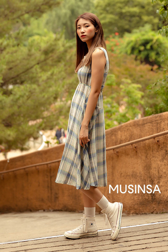 Street style giới trẻ Hàn chứng minh chân lý: mùa hè cứ lên đồ đơn giản, mát mẻ là số dzách - Hình 9