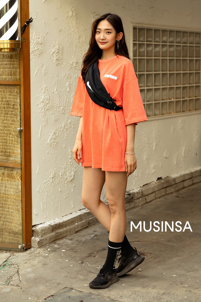 Street style giới trẻ Hàn chứng minh chân lý: mùa hè cứ lên đồ đơn giản, mát mẻ là số dzách - Hình 3