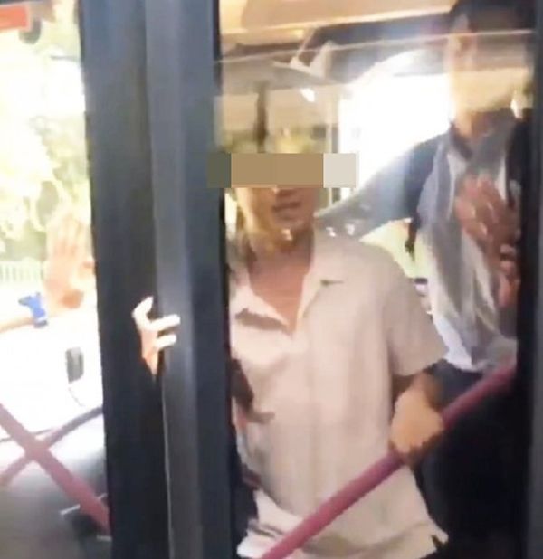 Thấy nam thanh niên tự sướng trên xe buýt, chàng trai bên cạnh có hành động đáng nể này - Hình 2