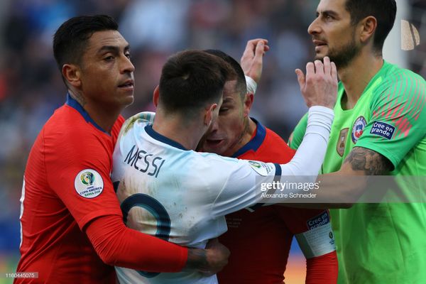 Vẻ đẹp nóng bỏng của vợ cầu thủ khiến Messi nhận thẻ đỏ - Hình 1