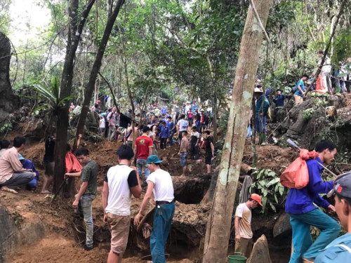 Yên Bái: Người dân đổ xô lên rừng đào đá quý - Hình 5