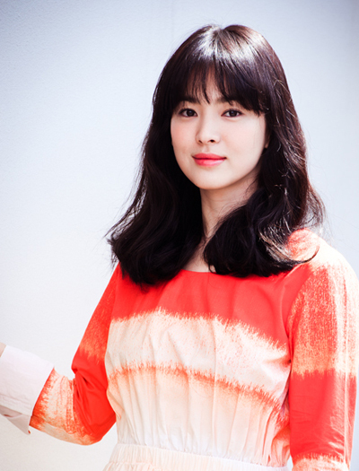 Tóc mái thưa là kiểu tóc đang được nhiều cô nàng yêu thích bởi sự dễ dàng và nhẹ nhàng. Hãy cùng chiêm ngưỡng hình ảnh tuyệt đẹp của Tóc mái thưa của nữ diễn viên xinh đẹp Song Hye Kyo để tìm kiếm những ý tưởng tuyệt vời cho kiểu tóc của mình.
