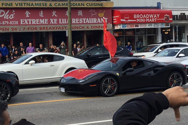 Ferrari phu cơ TQ ru ga ở Canada 'khoe me' vơi ngươi ung hô HK - Hình 1