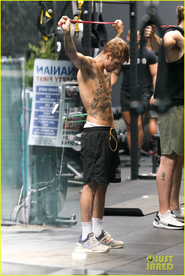 It's been a long time since I've seen Justin Bieber take off his shirt to show off his masculine figure, chest and toned abs that captivate women's hearts - Photo 6