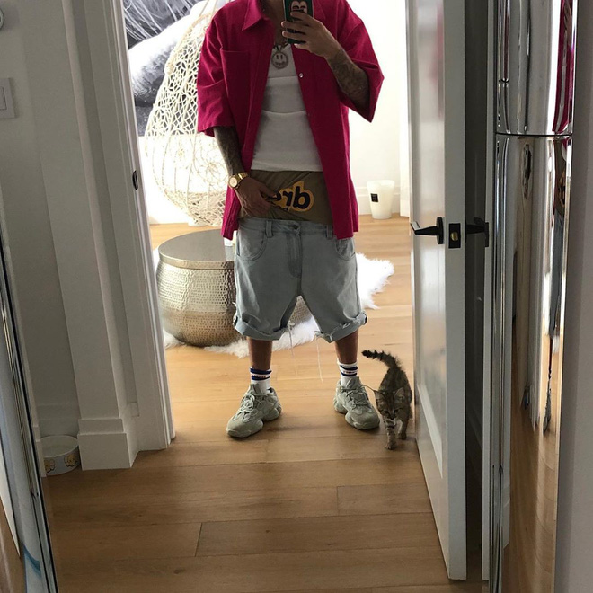 Justin Bieber posted a selfie in a sensitive position, addicted to dropping his pants. Isn't that enough and now it's still this offensive? - Figure 1