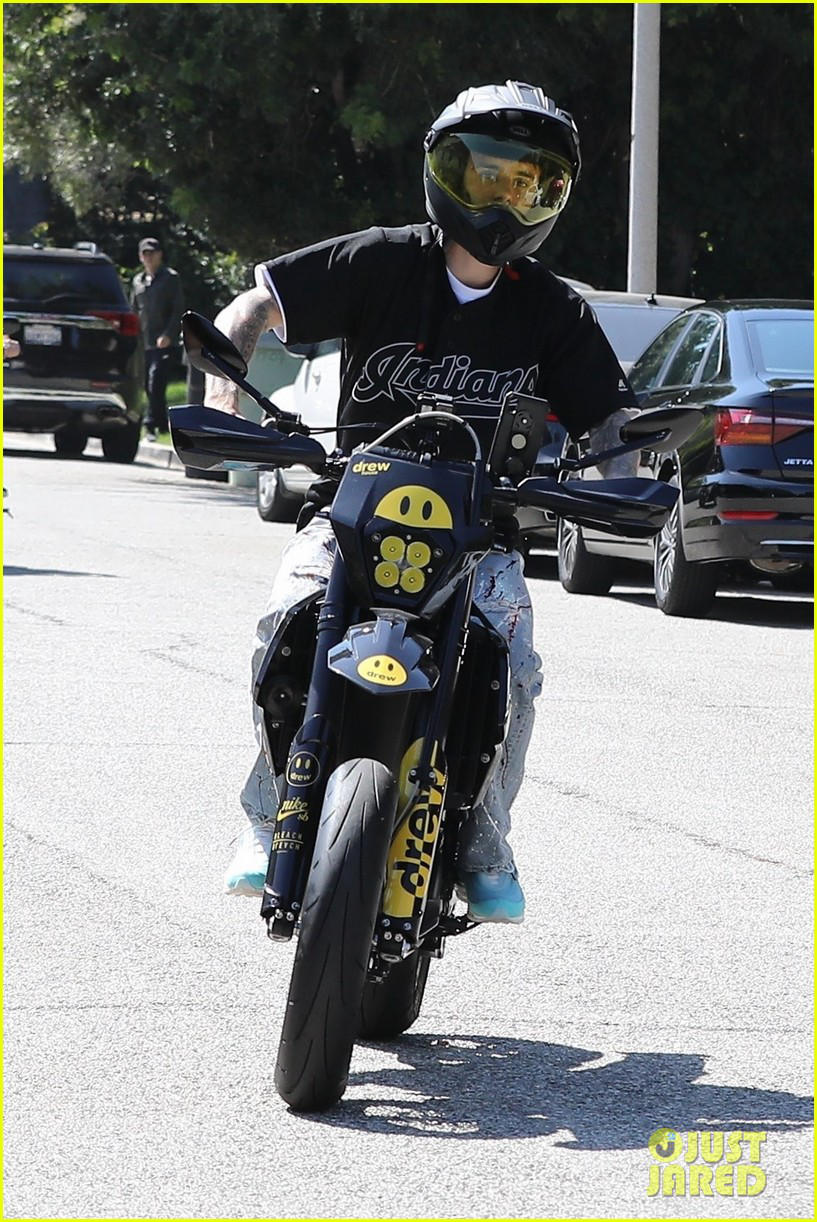 Justin Bieber shocked when he showed off his talent in loading a large motorbike in the middle of the street - Picture 1