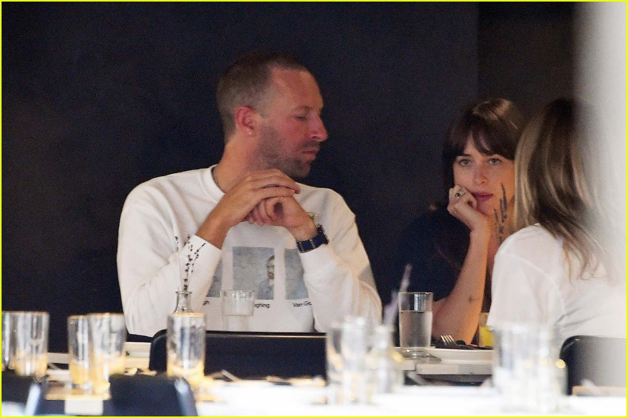 Chris martin y dakota johnson. Chris Martin and Dakota Johnson.