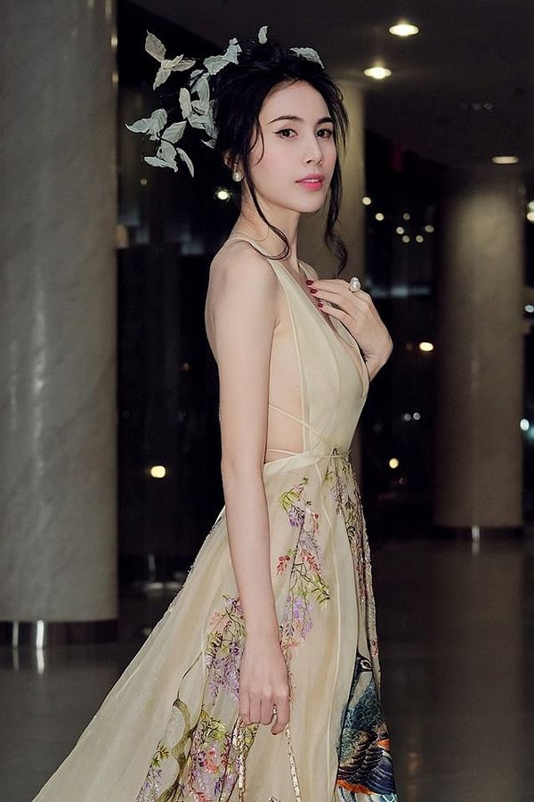 NTK Trần Hùng đem BST lên sàn diễn tại London Fashion Week 2019 - Hình 10