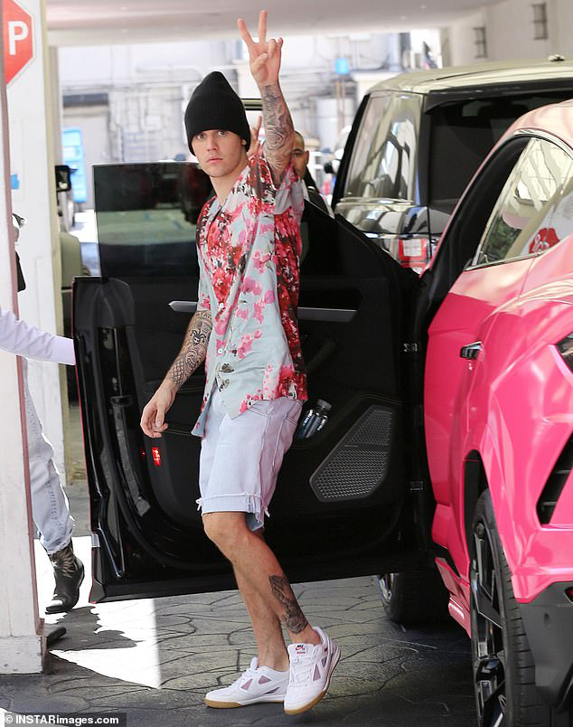 Justin Bieber drives a supercar and walks around with his young wife before the wedding - Picture 2