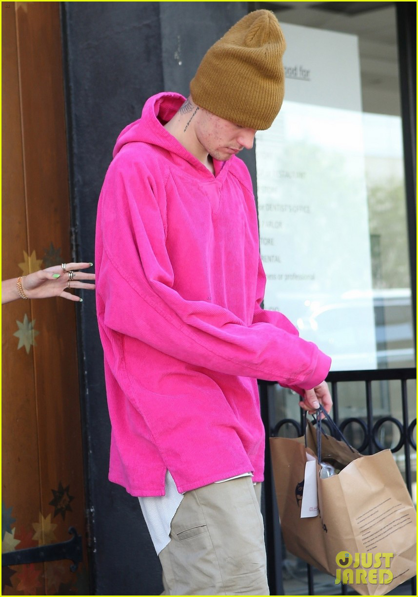 Justin Bieber looked sad, constantly looking down when going out on the street with his young wife - Photo 5