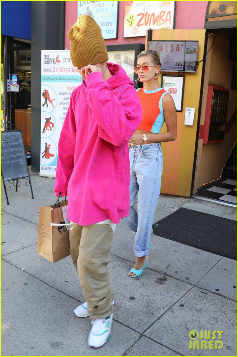 Justin Bieber looked sad, constantly looking down when going out on the street with his young wife - Photo 4