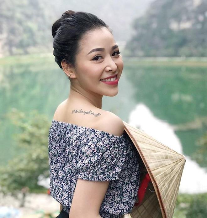 Dũng Về nhà đi con và bạn gái hot girl hàng ngày sành điệu thế nào? - Hình 1