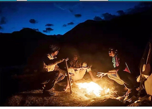 Công nhân lao động cực nhọc trên một trong những con đường cao nhất thế giới - Hình 5