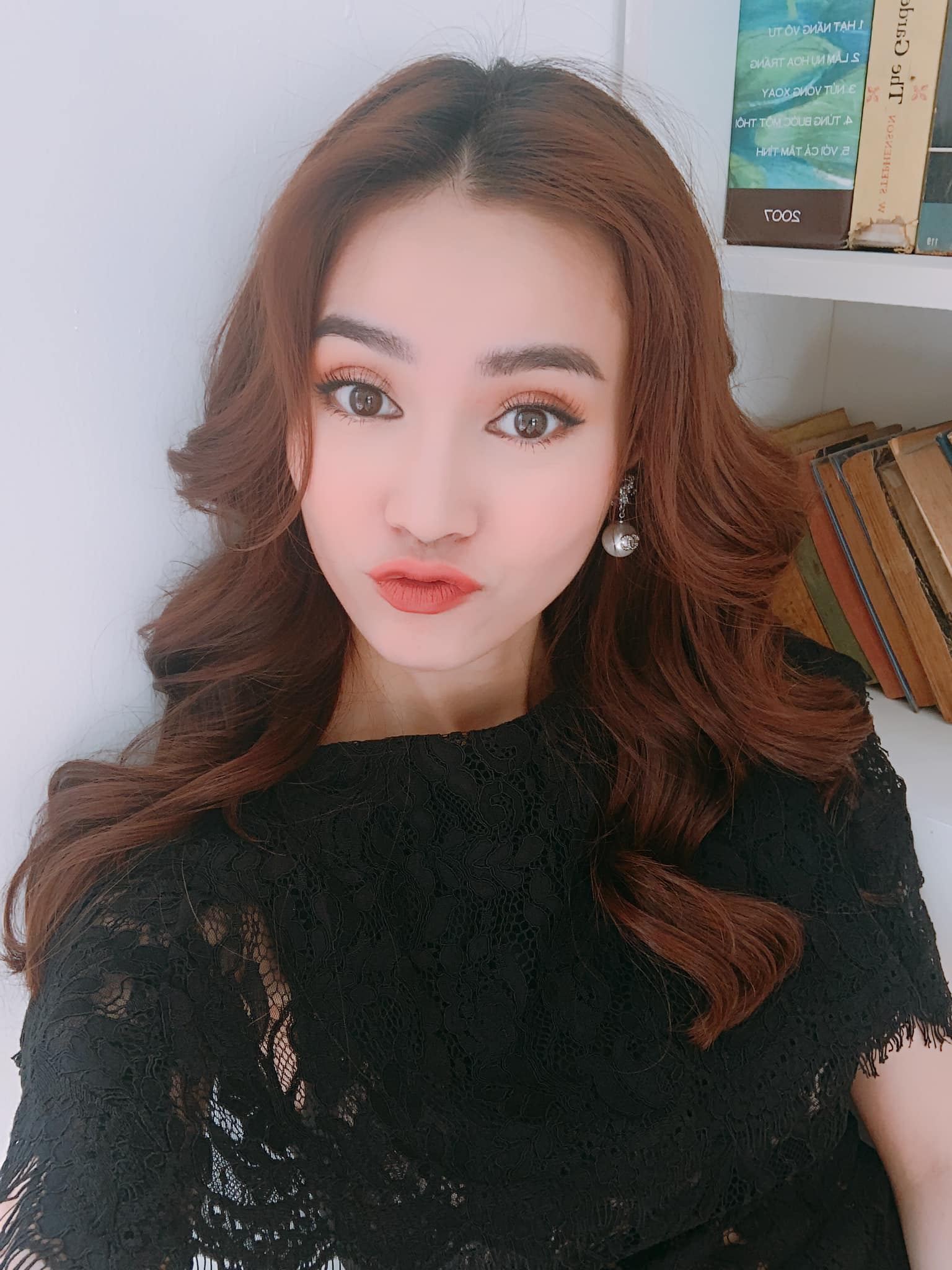Đăng hình selfie xinh đẹp, Lan Ngọc giống BB Trần giả gái đến mức chính chủ phải vào thắc mắc - Hình 1