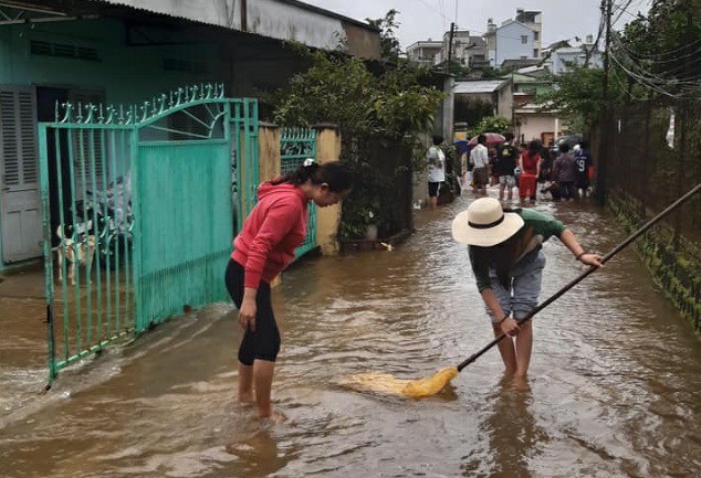 Lâm Đồng: Sau mưa lớn, dân phố ôm rổ, vợt, bu gà... ra đường bắt cá - Hình 4