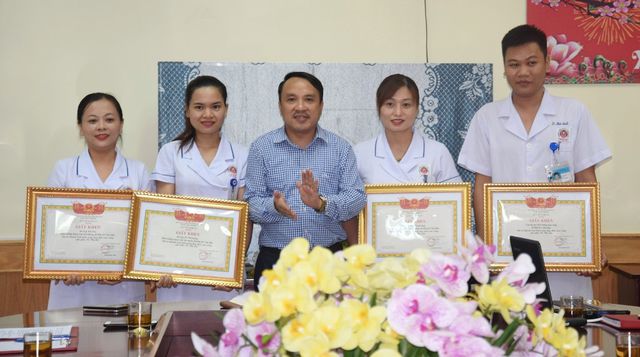 Nghệ An: Khen thưởng 3 điều dưỡng viên hiến máu, cứu sản phụ băng huyết - Hình 2