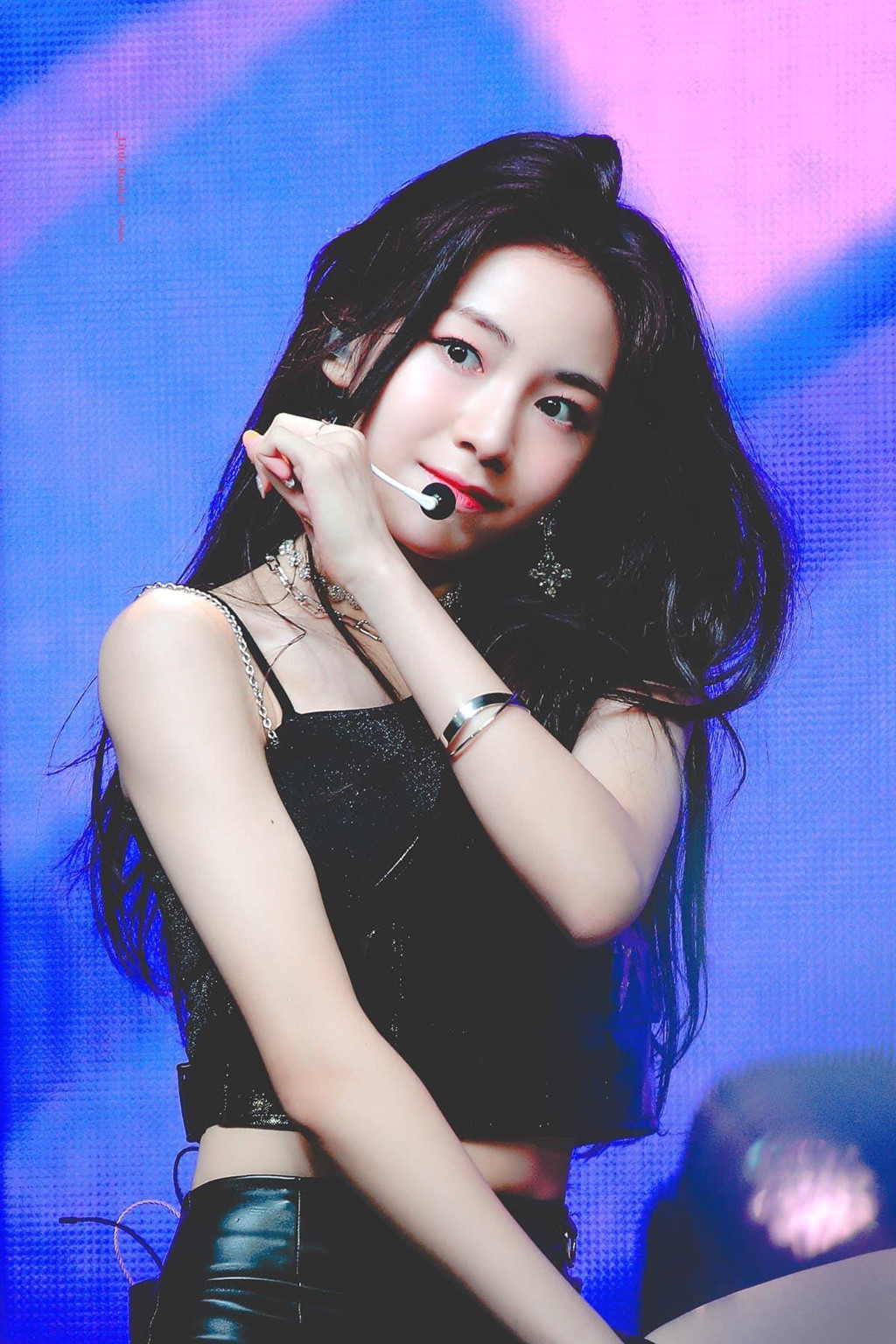 Nhan sắc nữ thần tượng nhỏ tuổi nhất Kpop gây chú ý - Hình 3