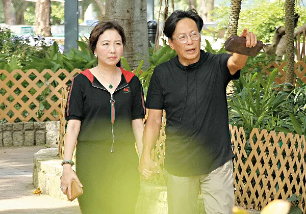 Tài tử TVB cận kề chăm sóc vợ ung thư vú - Hình 1