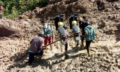 Thanh Hóa: Cận cảnh cung đường đến trường của giáo viên sau mưa lũ ở Mường Lát - Hình 10