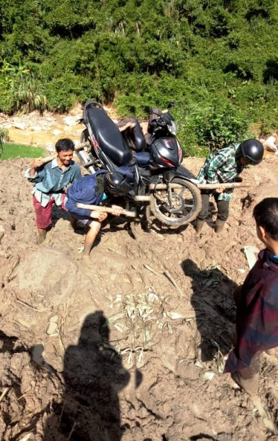 Thanh Hóa: Cận cảnh cung đường đến trường của giáo viên sau mưa lũ ở Mường Lát - Hình 8