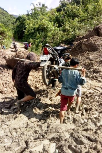 Thanh Hóa: Cận cảnh cung đường đến trường của giáo viên sau mưa lũ ở Mường Lát - Hình 2