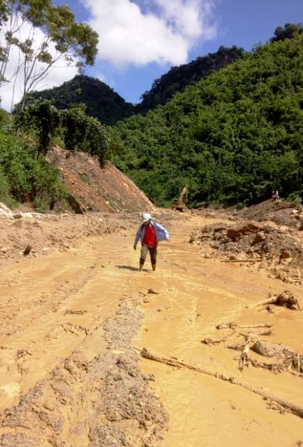 Thanh Hóa: Cận cảnh cung đường đến trường của giáo viên sau mưa lũ ở Mường Lát - Hình 6