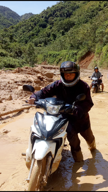 Thanh Hóa: Cận cảnh cung đường đến trường của giáo viên sau mưa lũ ở Mường Lát - Hình 4