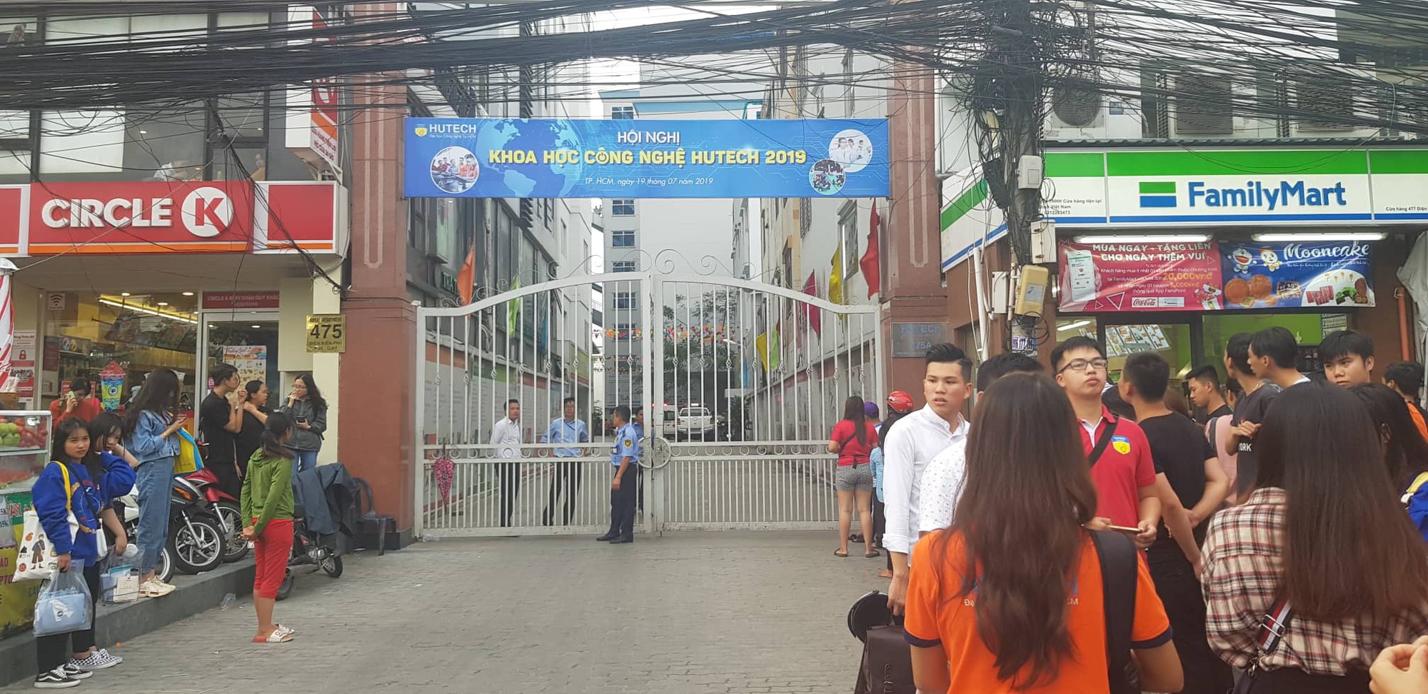 Vụ nam sinh rơi từ tầng cao tại Đại học Hutech tử vong: Nhà trường lên tiếng, sinh viên đứng dưới mưa theo dõi vụ việc - Hình 1