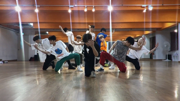 X1 phát hành video vũ đạo bài hát đầu tay: Kim Woo Seok bất ngờ nổi bật hơn center Kim Yo Han - Hình 8