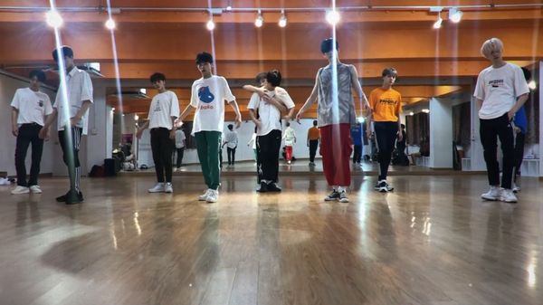 X1 phát hành video vũ đạo bài hát đầu tay: Kim Woo Seok bất ngờ nổi bật hơn center Kim Yo Han - Hình 2
