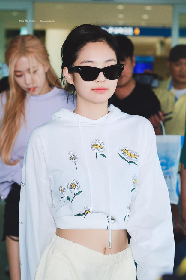 Cậy có eo thon, Jennie chuyên trị vén áo thành crop top vừa sexy lại vừa sành điệu - Hình 2